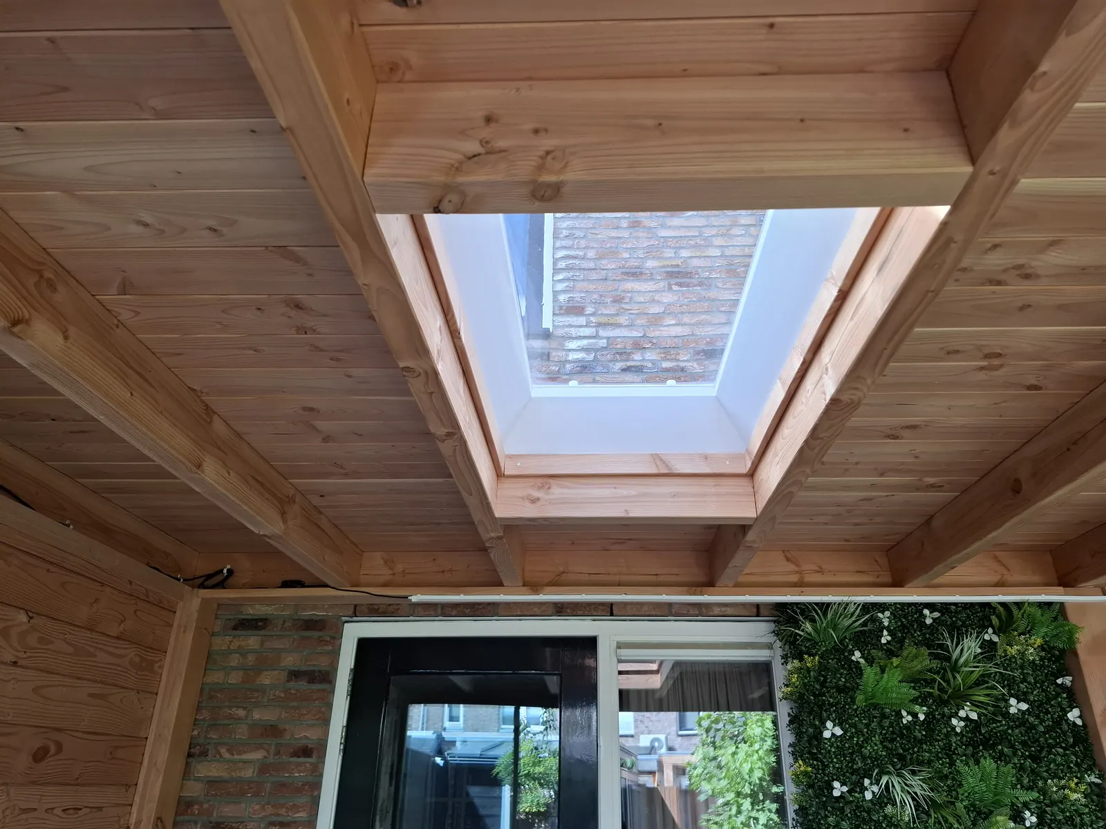 Lichtkoepel in het houten plafond van een overkapping