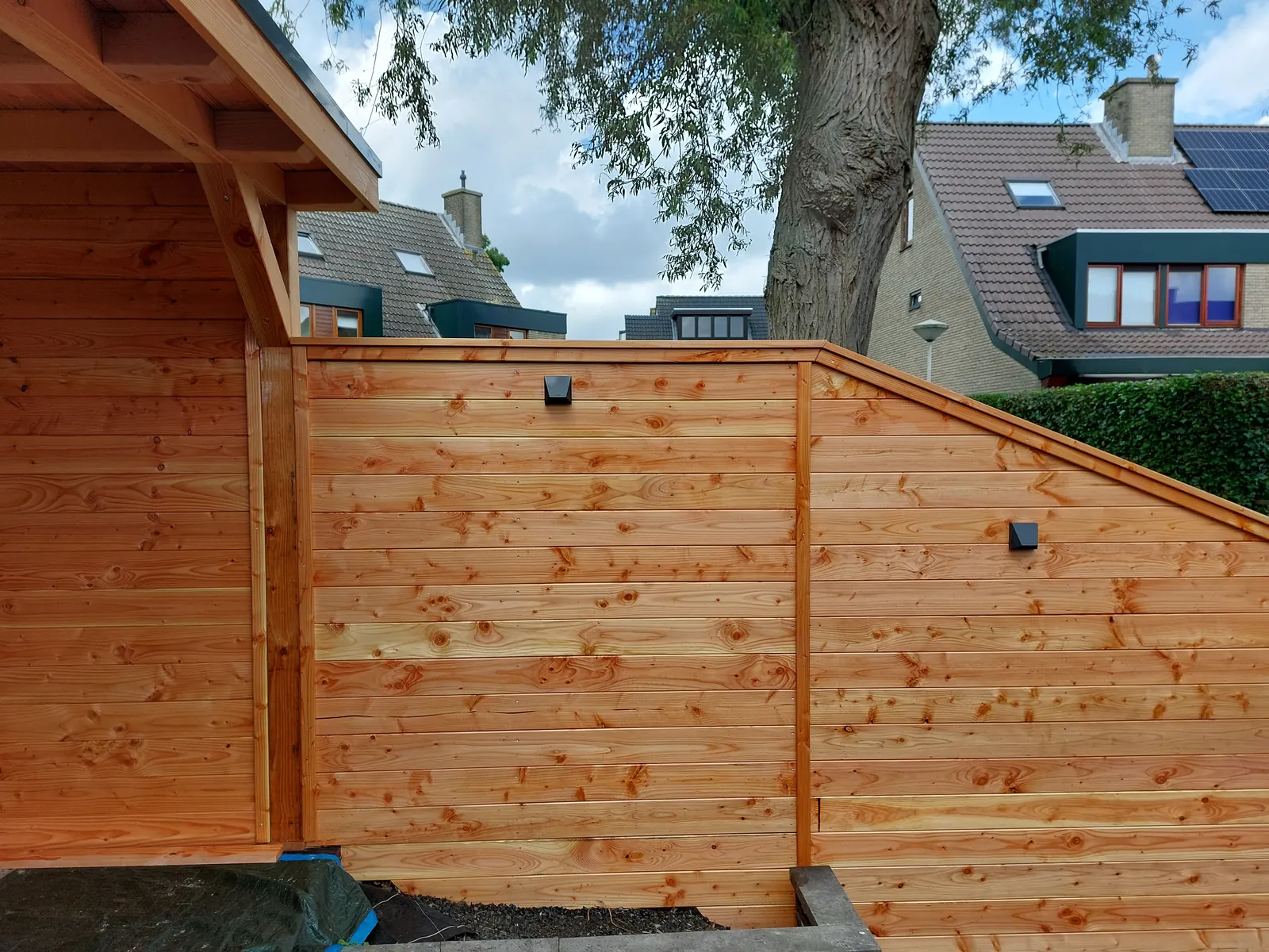 Horizontale douglas schutting die aansluit op een houten overkapping