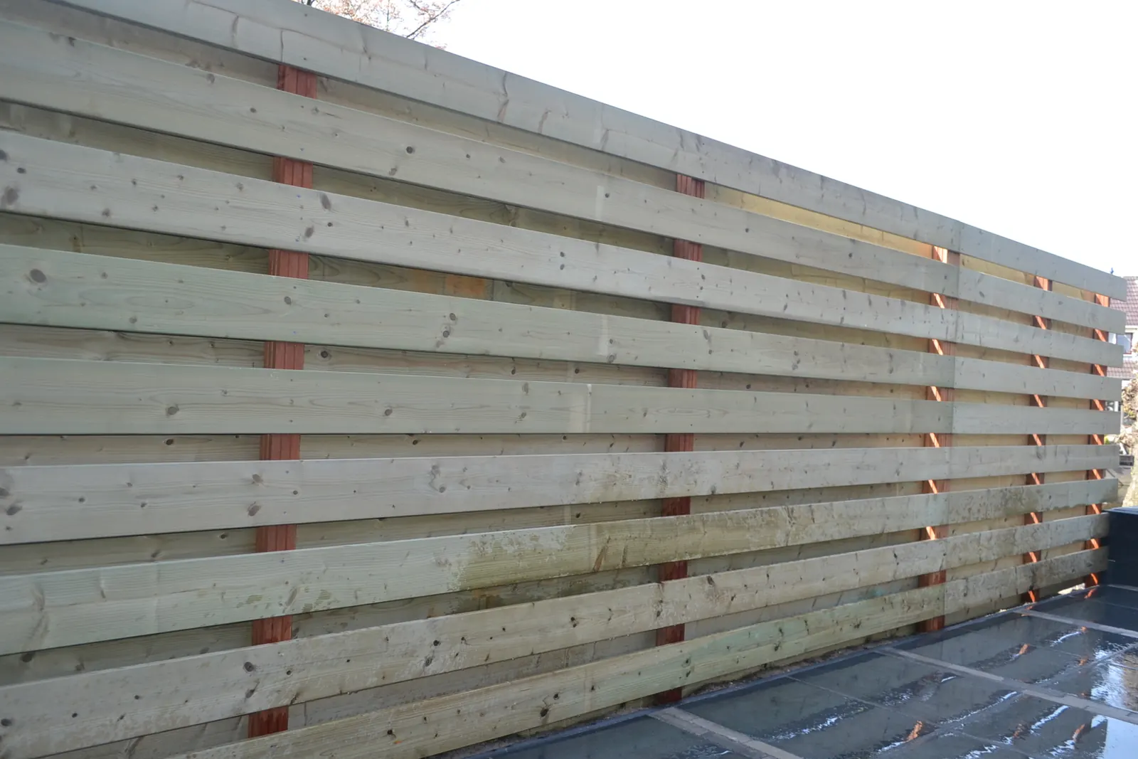 Horizontale schutting van geschaafde planken