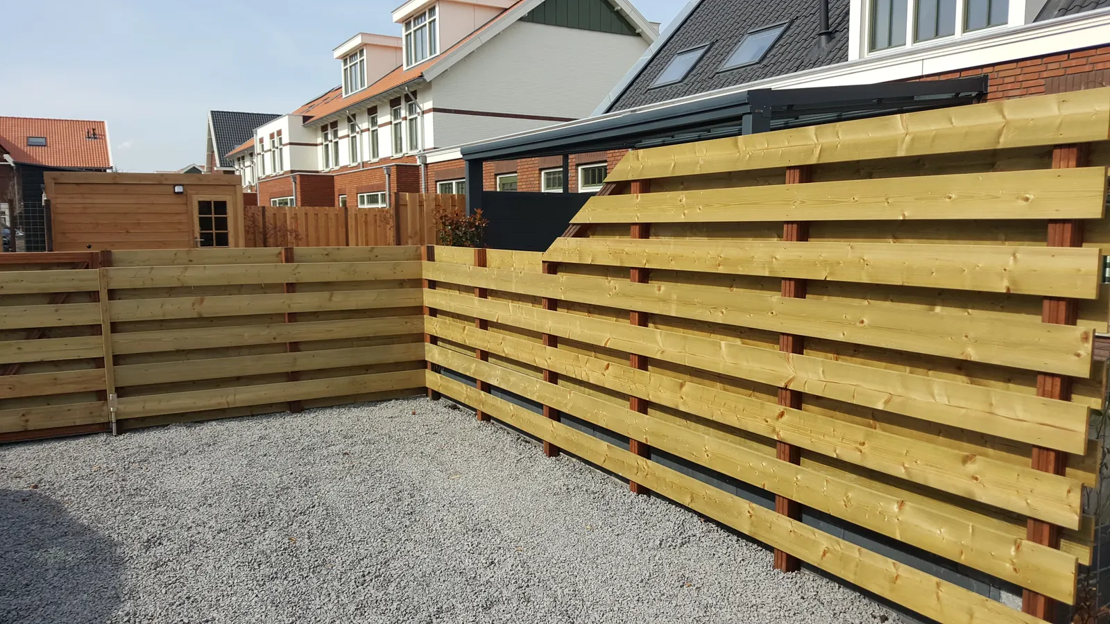 Horizontale houten schutting met verspringende hoogte