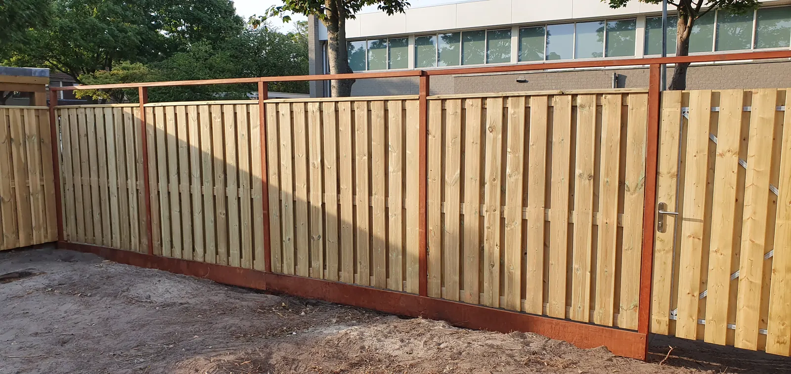Plankenschutting met hardhouten staanders en afdeklat