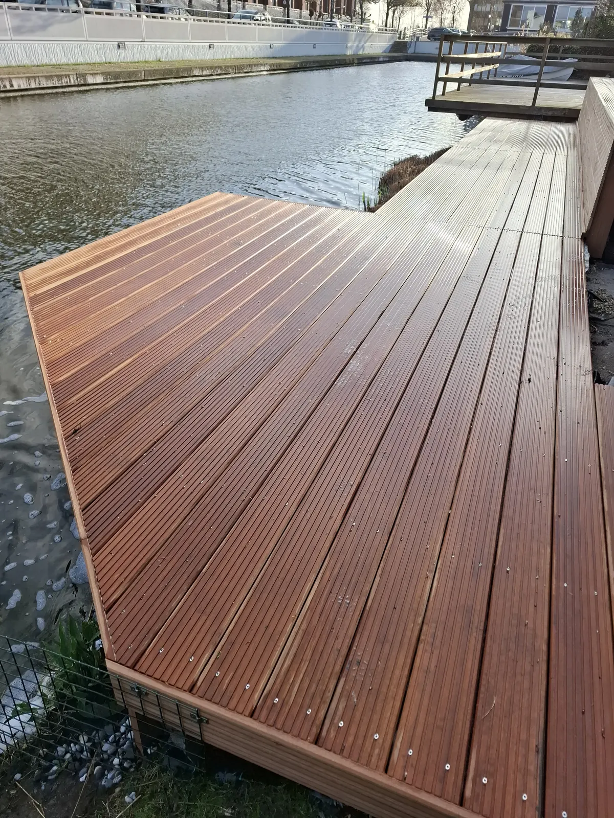 Hardhouten steiger langs de waterkant