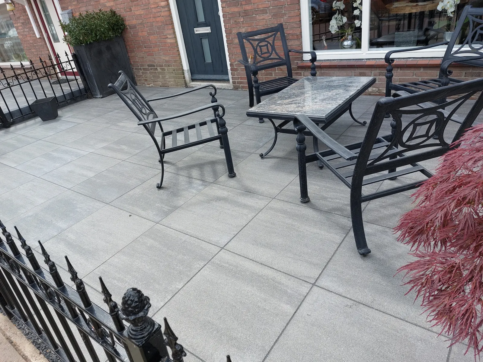Terras van betontegels 60x60 met tuinset