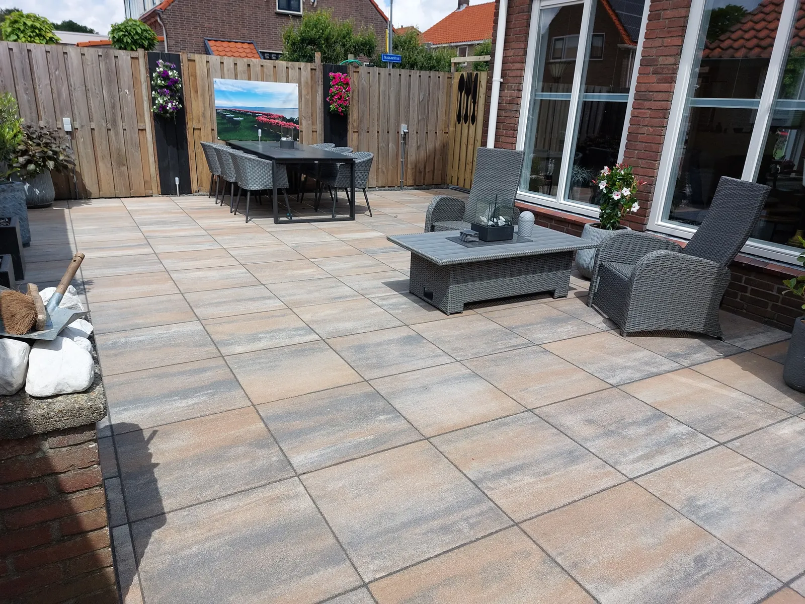 Terras van gevoegde betontegels met loungeset
