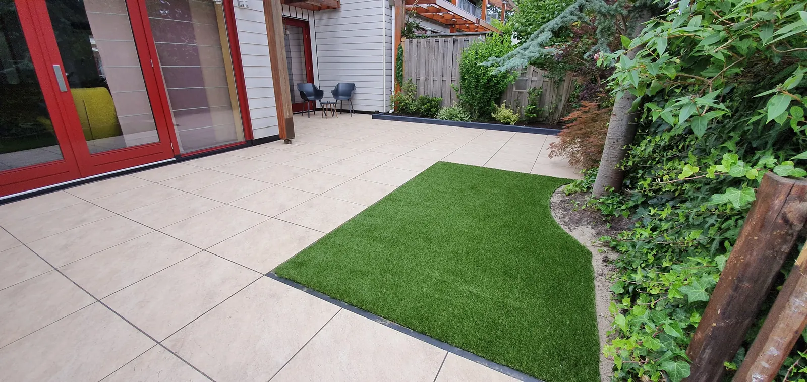 Lichte keramische terrastegels met kunstgras in een ronde vorm