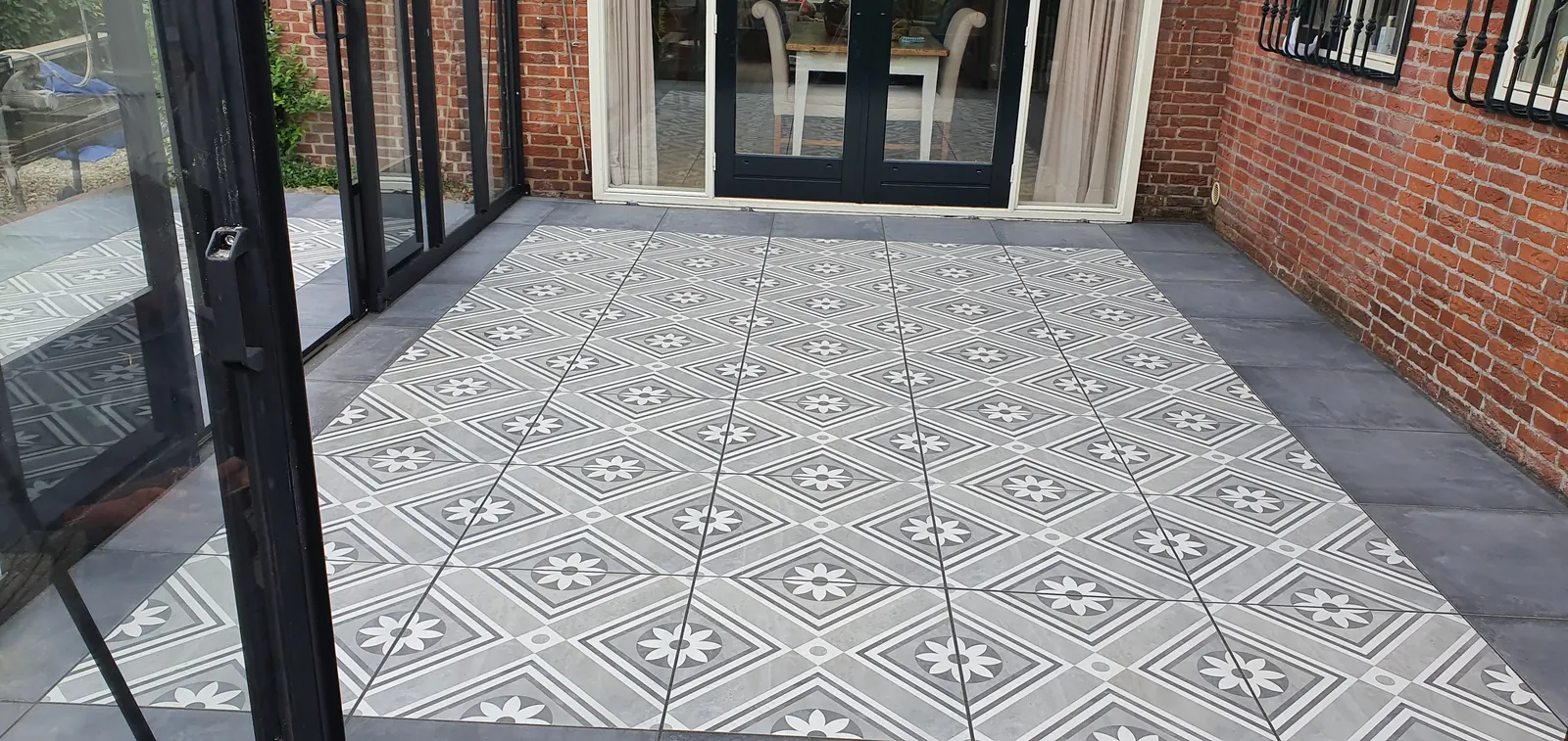 Terras van gevoegde mozaïektegels 60x60 voor de achtergevel