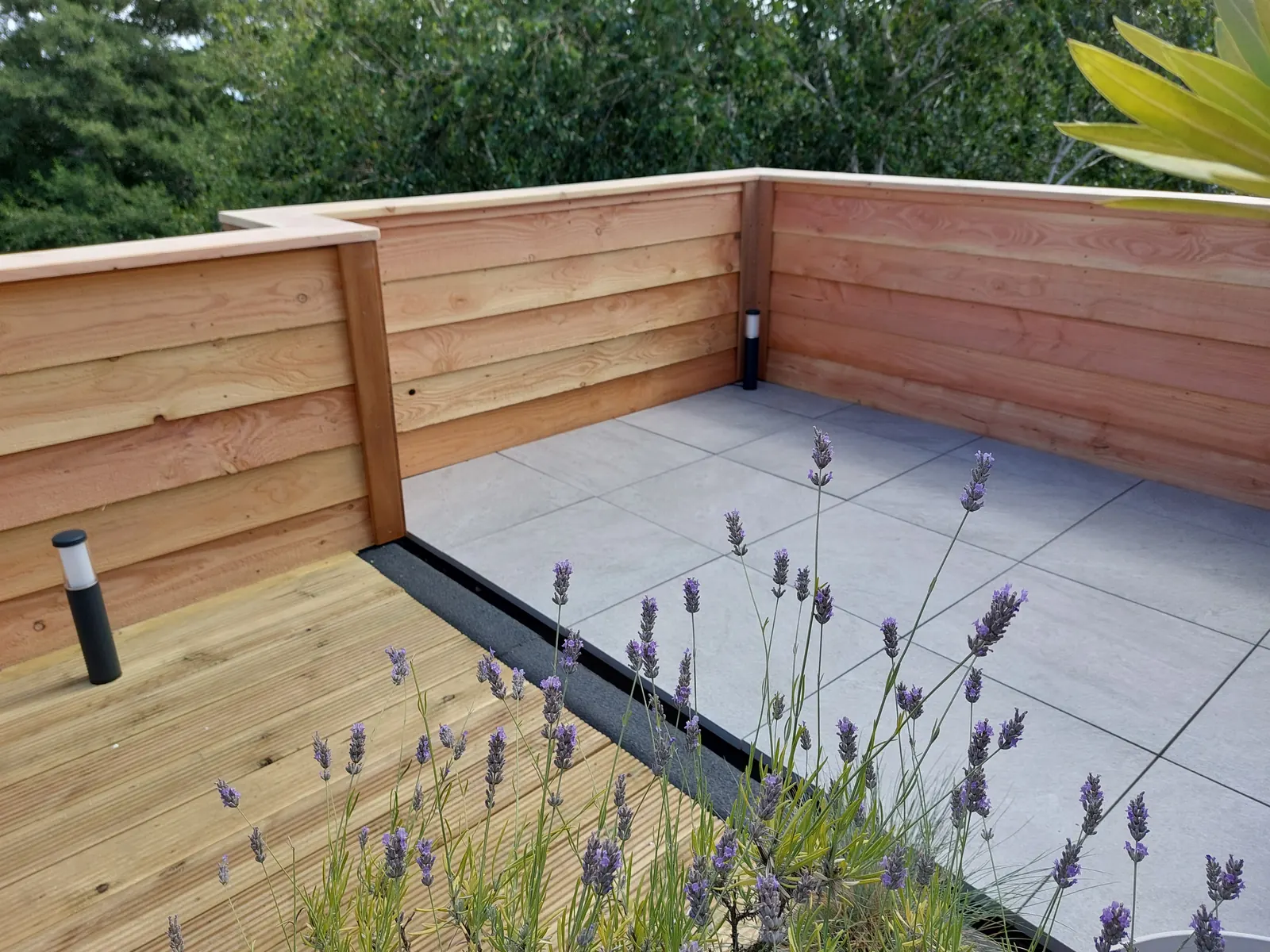 Terras en vlonder met douglas borstwering en lavendel