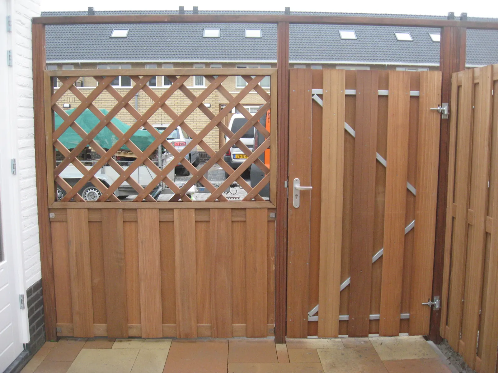 Hardhouten tuinpoort met trellis boven in de deur